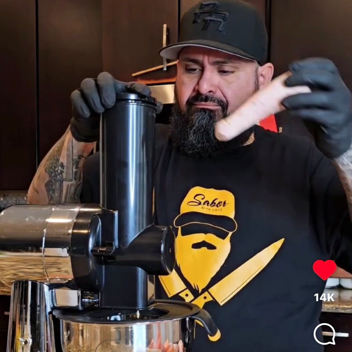 Chef Greg de Sabor With Love con la Ralladora Eléctrica Grandma Ann's